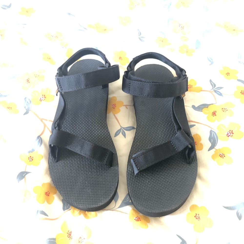 Teva midform sandal. Worn only once! Sz 9